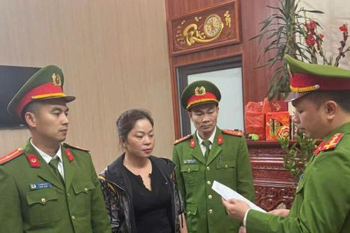 Tạm giữ hình sự người phụ nữ 47 tuổi thu tiền đỗ xe trái phép trên đường vào đền Bà chúa Then
