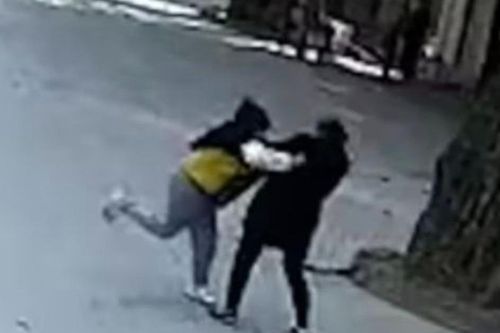 Bé trai đánh mẹ giữa đường vì chiếc điện thoại: Bi kịch lớn nhất của cha mẹ là nuôi dạy nên một đứa trẻ vô ơn