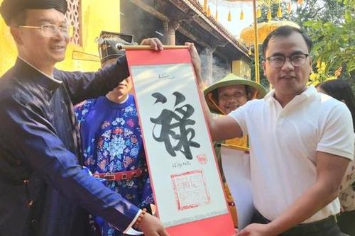 Khai ấn tân niên trong Hoàng cung Huế, du khách hào hứng khi được tặng chữ