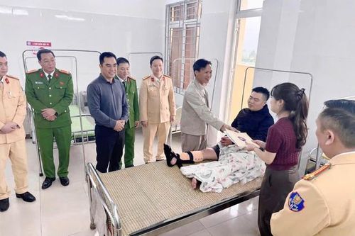 Không chấp hành hiệu lệnh, nam thanh niên chở pháo lao xe vào CSGT