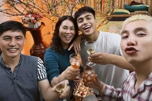 Sơn Tùng tung bộ ảnh ăn Tết cùng gia đình, gây xúc động với kỷ niệm 13 năm trước