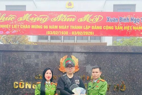 Kịp thời trao trả tài sản thất lạc cho du khách nước ngoài