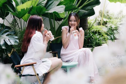 Tranh cãi bỏ tiền uống cà phê nhưng phải tự bưng bê, trông xe