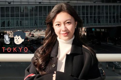 Tiểu thư gia tộc Sơn Kim xách túi da đà điểu tiền tỷ