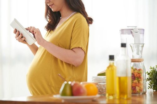 Mẹ bầu nên ăn gì trong 3 tháng đầu thai kỳ?