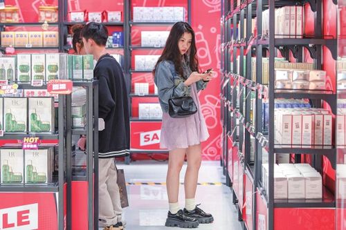 Người Trung Quốc chi bộn tiền mua sắm tại sân bay