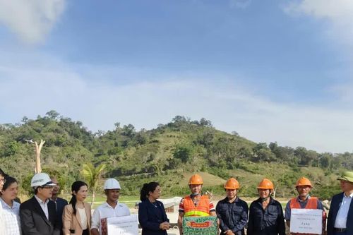 Lãnh đạo tỉnh Đắk Lắk động viên người lao động trên công trường đầu năm mới