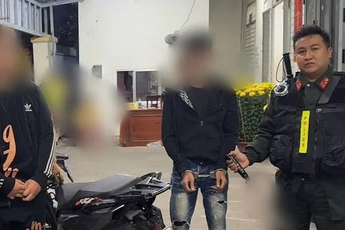 Lực lượng 911 kịp thời ngăn chặn hai thanh niên mang hung khí giữa đêm