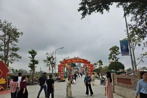 Dòng người nườm nượp về đền Ông Hoàng Mười dâng lễ đầu Xuân