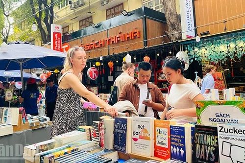 Khách nước ngoài du xuân tại Đường sách Thành phố Hồ Chí Minh tăng mạnh