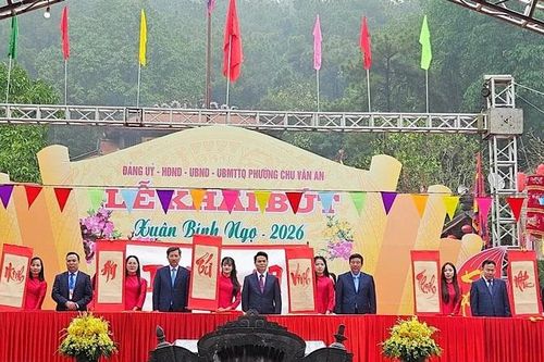 Khai bút Xuân Bính Ngọ tại Đền thờ Chu Văn An