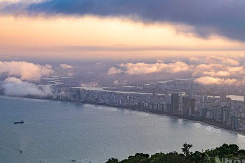 'Thành phố đáng sống' mộng mơ dưới những áng mây hồng