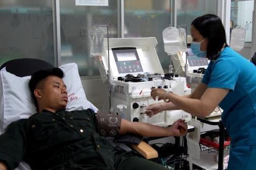 Cảnh sát cơ động Quảng Ngãi xuyên Tết hiến tiểu cầu cứu người