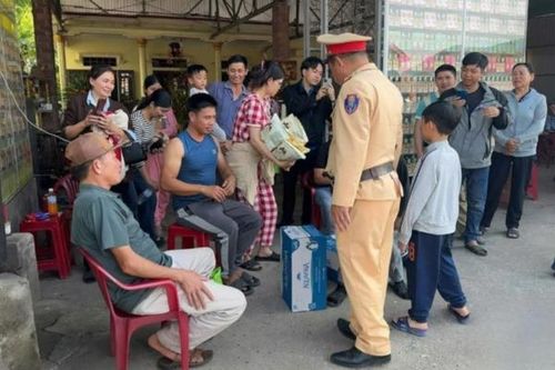 CSGT kịp thời hỗ trợ hành khách gặp sự cố giữa đường