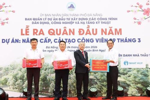 Lãnh đạo TP Đà Nẵng thăm, tặng quà, động viên công nhân thi công công trình Công viên 29-3