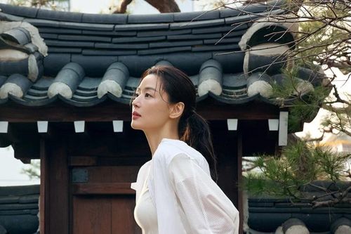 Jun Ji Hyun khoe vẻ đẹp 'đảo ngược thời gian' ở tuổi 46