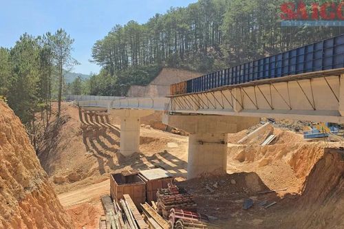 Thi công thần tốc, cầu cạn qua điểm sạt lở trên đèo Mimosa dần thành hình