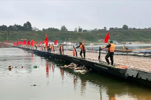 Phú Thọ: Vận hành lại cầu phao Đoan Hùng sau khi lắp thêm đốt