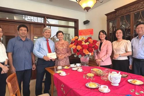 Lãnh đạo TPHCM thăm, chúc mừng các thầy thuốc tiêu biểu