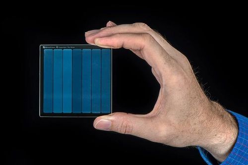 Microsoft tạo tấm kính lưu dữ liệu 10.000 năm