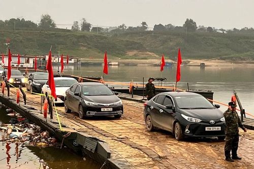 Nước Sông Lô dâng cao, Lữ đoàn 249 tạm dừng cầu phao để lắp thêm đốt