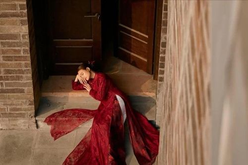 Hoàng Thùy Linh diện áo dài chúc mừng năm mới, nhan sắc gây sốt