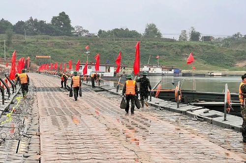 Thông cầu phao sông Lô sau khi lắp thêm đốt bảo đảm an toàn