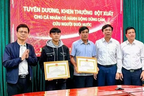 Khen thưởng hai cha con cứu người trên sông Gianh