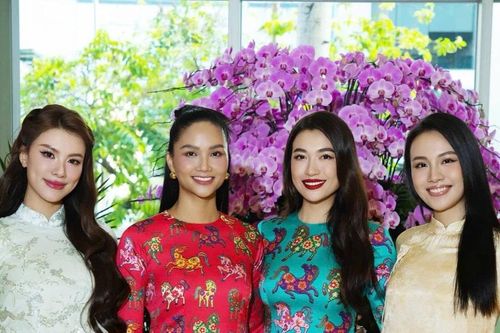H'Hen Niê cùng dàn hậu đình đám diện áo dài chào Xuân tuyệt đẹp
