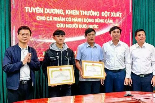 Khen thưởng học sinh dũng cảm cứu người vụ lật thuyền ở sông Gianh, Quảng Trị