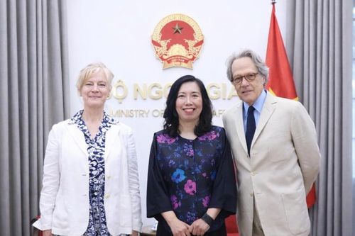 Thứ trưởng Ngoại giao Lê Thị Thu Hằng tiếp Công tước xứ Richmond và Phu nhân
