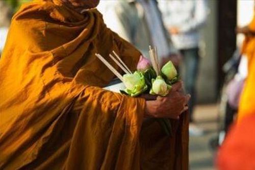 Tại sao nên cúng dường, làm từ thiện đầu năm mới?