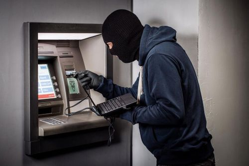 Cảnh báo loạt trụ ATM ở Mỹ tự động nhả tiền cho... tội phạm