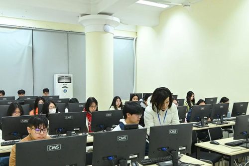 Thi tốt nghiệp THPT trên máy tính: Nhiều thách thức