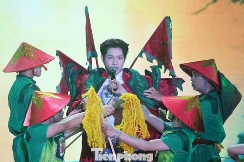 Đức Phúc lần đầu hát 'Phù Đổng Thiên Vương' ở hội Gióng