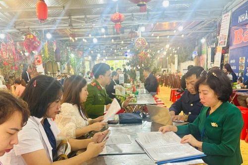 Hà Nội xử phạt hàng quán vi phạm ATTP tại Phủ Tây Hồ sau phản ánh của báo Tiền Phong