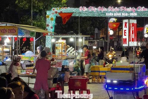 Xe điện, hàng quán tự phát 'bát nháo' quảng trường lớn nhất Quảng Ngãi