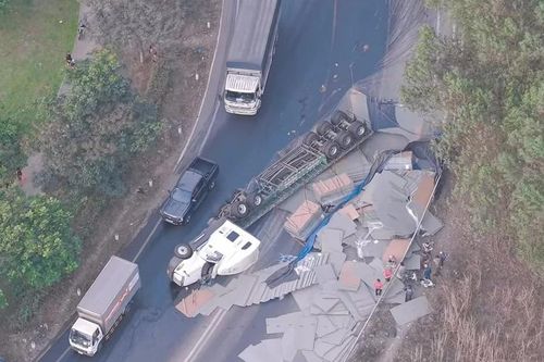 Xe đầu kéo container bất ngờ lật nhào trên 'khúc cua tử thần' ở Đồng Nai