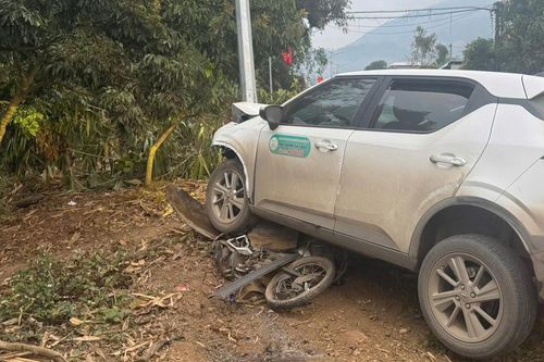 Ô tô lấn làn húc văng xe máy, hiệu trưởng tử vong