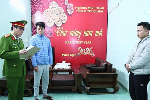 Bắt giữ nam tài xế kéo kính ô tô kẹp tay CSGT khi bị kiểm tra nồng độ cồn