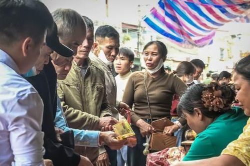Món 'đỏ' đầu năm hút khách tại chợ Viềng Ninh Bình, chưa kịp mua đã 'cháy hàng'