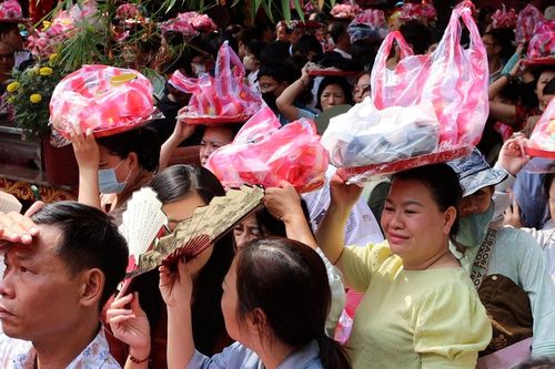 Người dân TPHCM đội nắng xếp hàng làm lễ chuyển vận đầu năm ở chùa Ngọc Hoàng