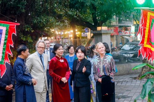 Công tước xứ Richmond và phu nhân xem tranh Việt Nam, thích thú với múa rối nước