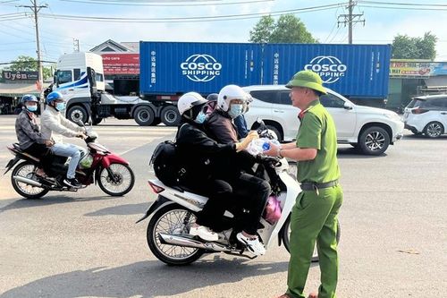 Phát 4.000 chai nước, khăn lạnh tiếp sức người dân sau Tết