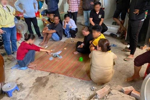 Công an bắt quả tang nhóm 10 đối tượng đang say sưa 'đánh bạc'