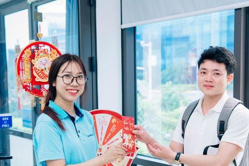 Nghệ An: Công nhân rộn ràng nhận lì xì đầu năm từ doanh nghiệp