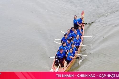 Vui hội đua thuyền truyền thống trên sông Ngàn Phố