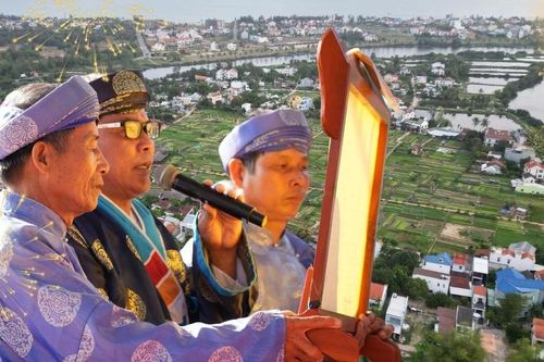 Đến Trà Quế, du khách quốc tế hào hứng trồng rau tại làng du lịch tốt nhất thế giới