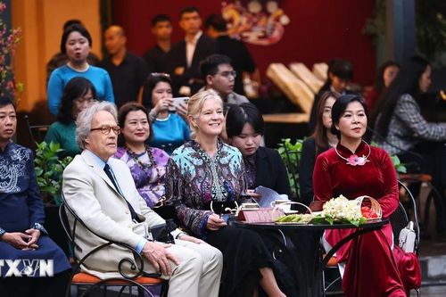 Phu nhân Tổng Bí thư và đại diện Hoàng gia Anh thăm Bảo tàng Mỹ thuật Việt Nam