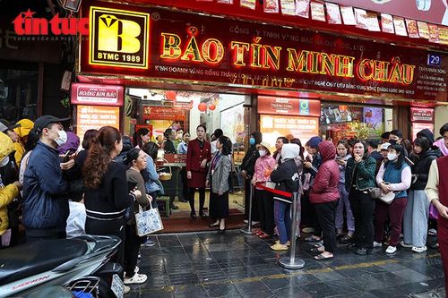 Người dân đội mưa xếp hàng mua vàng sát ngày vía Thần tài